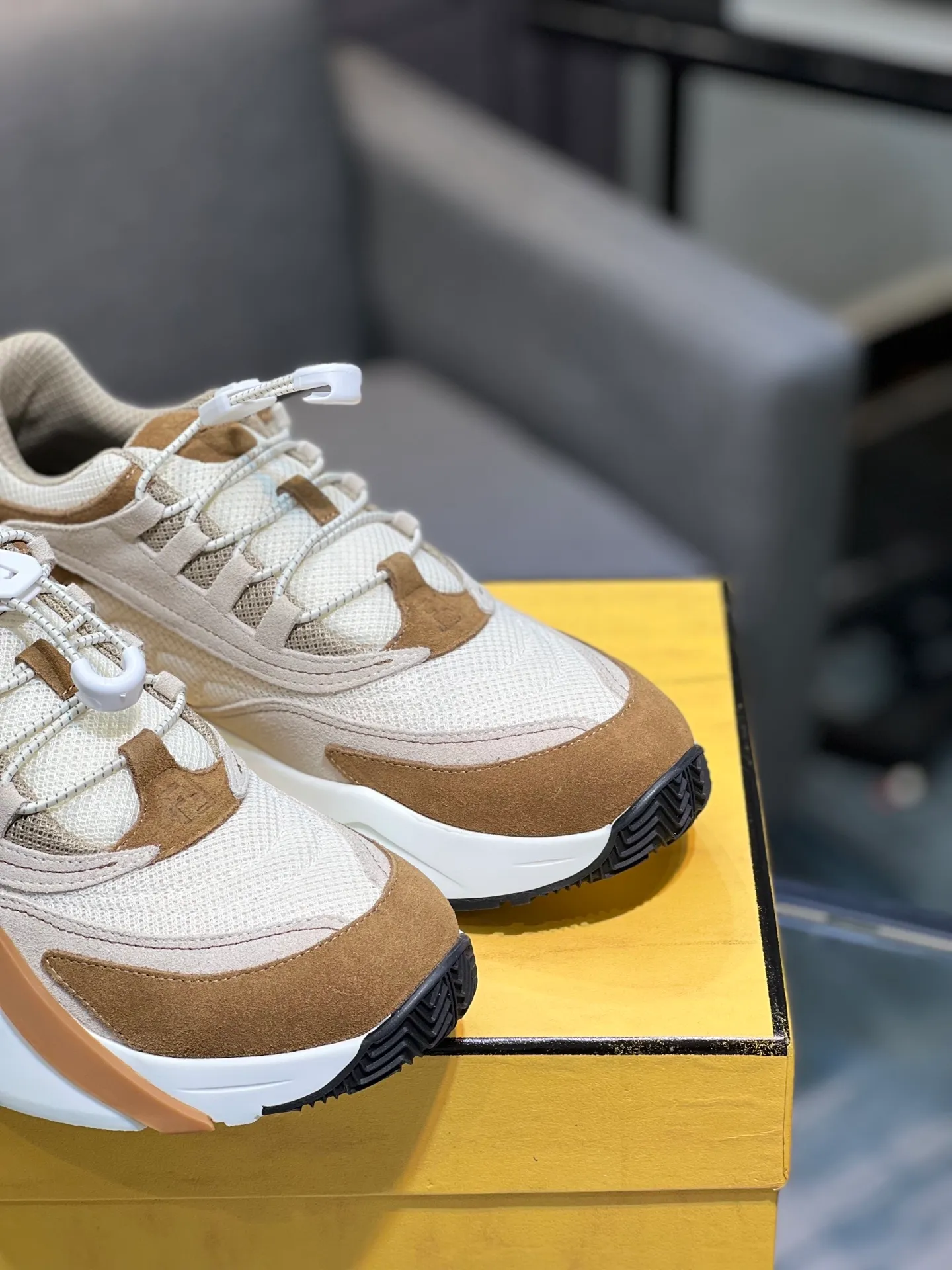 Men's shoes 💰580 FENDI men's fashion casual shoes 👟Hot sale🔥Official website 1:1 replica ⬆️Original quality - Original leather - Original breathable mesh lining Original outsole 1:1 replica, code number 38-44 (45-46 customized)